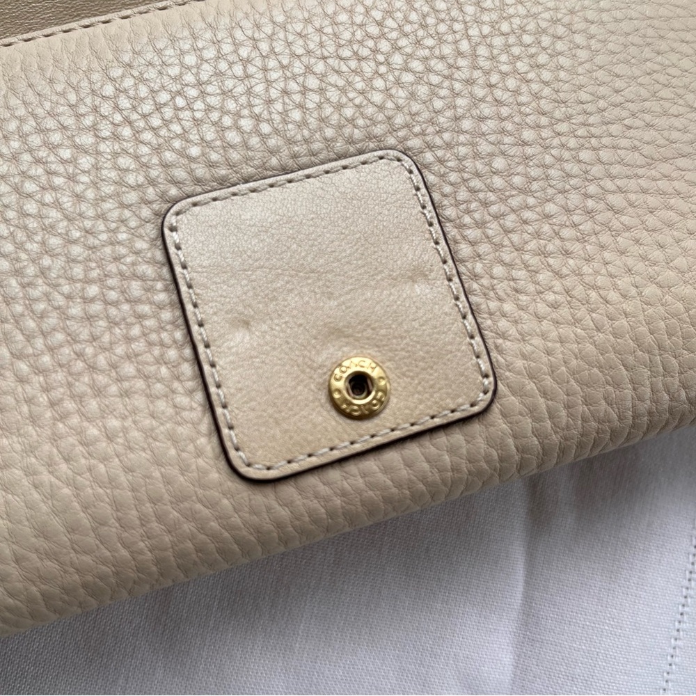 NWT Vintage Coach Soho Buckle wallet in cream pebbled leather - Picture 4 of 14